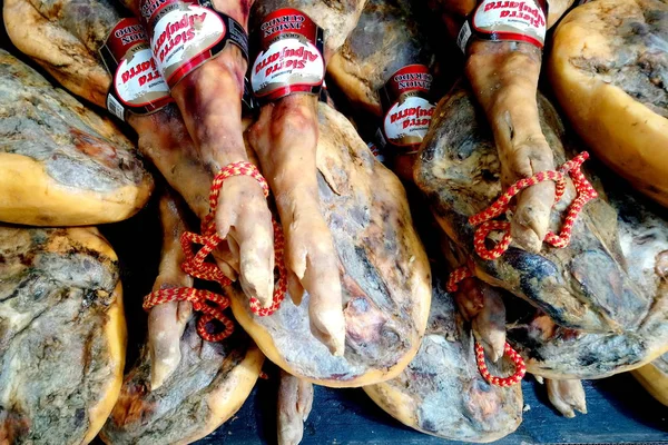 San Javier, İspanya - 29 Temmuz 2018: Bir İspanyol süpermarketinde bütün jambon bacakları satılığa çıkarıldı