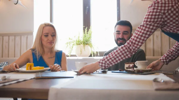 Lyckliga kaukasiska par tar menyn på café — Stockfoto