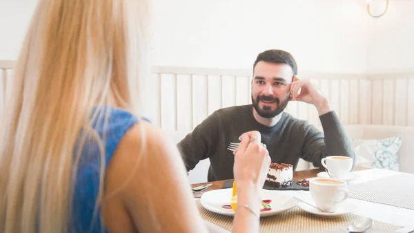 Stilig kaukasiska man framför kvinnan prata medan du njuter av konversation på café — Stockfoto