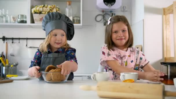 Дві дошкільні дівчата пекарі піднімають великі пальці вгору — стокове відео