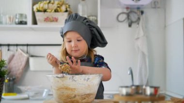 Küçük kız baker tat kurabiye hamuru