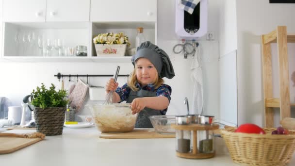 Κορίτσι baker αναμιγνύει το μίγμα για μπισκότα με ένα σύρμα — Αρχείο Βίντεο