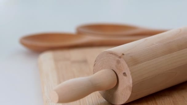 Rolling pin sul tavolo con ingredienti per la cottura fatta in casa — Video Stock