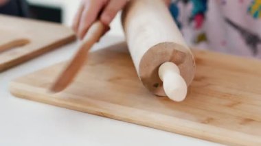 Çocuklar ellerini koyar pişirme için tablo ahşap maddelerindeki