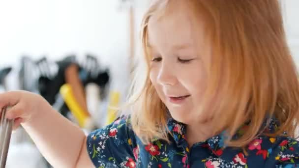 Vrolijk meisje gemengd de ingrediënten voor het bakken van koekjes — Stockvideo