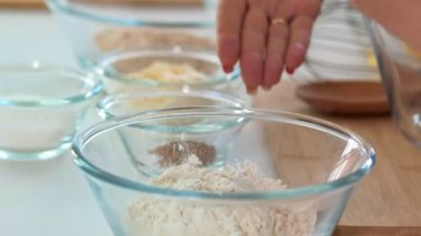 Ev yapımı ekmek için malzemeler işaret eller