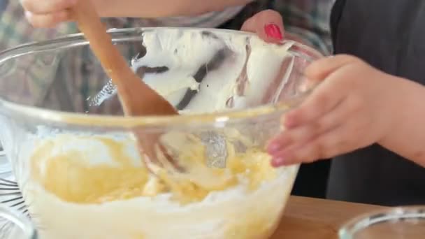 Мама с дочерью разминает тесто для домашней выпечки — стоковое видео