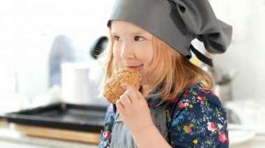 Küçük kız baker tutan eller ev yapımı kurabiye