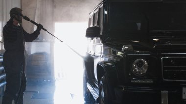 Sabun köpüğü içinde lüks bir araba yıkama