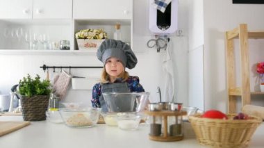 Küçük kız baker rulo dışarı hamur ve söz