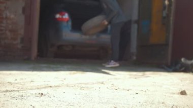 Adam otomatik mekanik tekerlek araba gövdesinden atar.