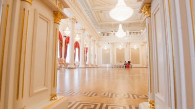 Kazan, Rusya Federasyonu - 30 Mart 2018:, City Hall - lüks balo salonu - tarihsel dans partisi için hazırlanıyor