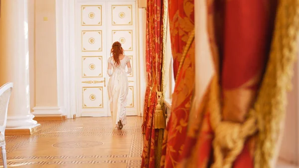 Fan onun elinde güzel bir kadınla vintage top kostümlü balo salonu yürüyor — Stok fotoğraf