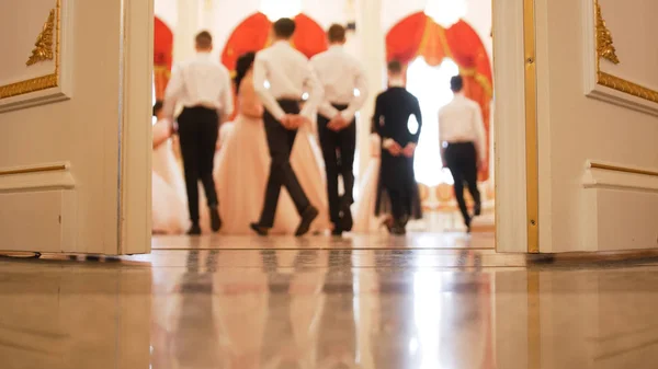 Jovens e senhoras em vestidos fofos dançando valsa — Fotografia de Stock