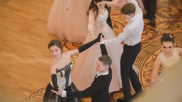 KAZAN, RUSSIA - MARCH 30, 2018: Young men and women whirling in the beautiful dance at party in city hall — Stock Photo, Image