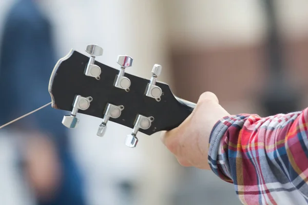 Mano del hombre tocando la guitarra acústica en la calle — Foto de Stock