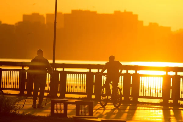 Sylwetki Ludzi Przy Promenadzie Angażuje Się Sport Active Zachodzie Słońca — Zdjęcie stockowe