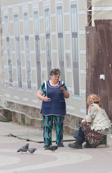 KAZAN, RUSSIA - MAY 17, 2018: Bauman street - Mature female beggar asks for alms on the street — Stock Photo, Image