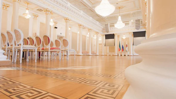 KAZAN, RUSIA - 30 DE MARZO DE 2018:, Ayuntamiento - salón de baile de lujo - preparándose para la fiesta de baile histórico — Foto de Stock