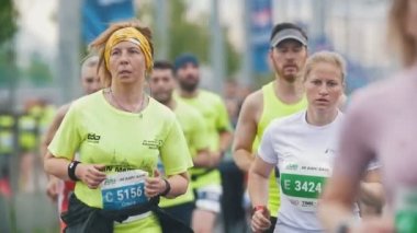 20 Mayıs 2018, Kazan, Rusya Federasyonu - Kazan maraton, yüz sporcular rayları şehir, maraton, ağır çekim