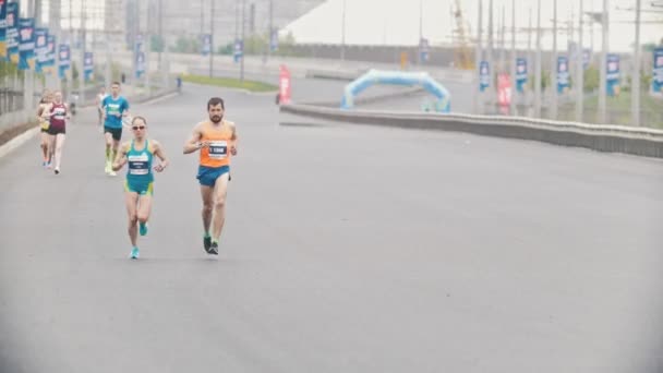 20. května 2018, Kazan, Rusko - Kazan maraton, muži a ženy na maraton v ulicích — Stock video