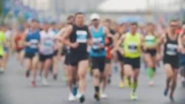 Sporcular koşucular şehir, maraton, bulanık, ağır çekim