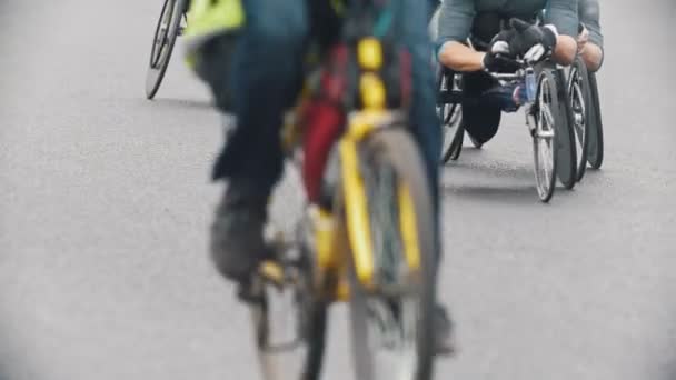 Behinderte Sportler Rollstuhlrennen Vor Dem Hintergrund Der Stadt Teleaufnahmen Zeitlupe — Stockvideo