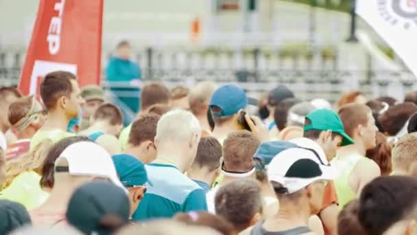 20 mayo 2018, Kazan, Rusia- Kazan Marathon, - Jefes de atletas en la maratón de la ciudad — Vídeos de Stock