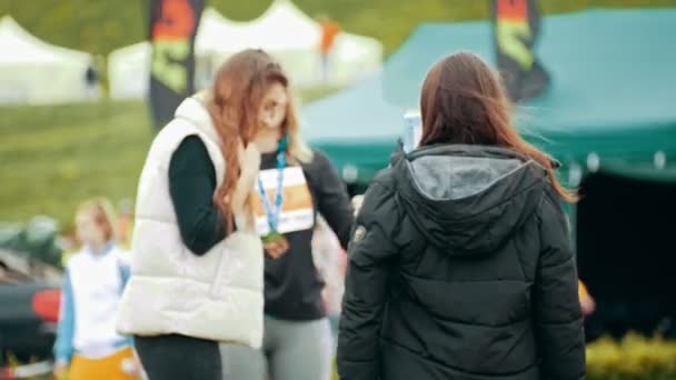 20 maj 2018, Kazan, Ryssland - Kazan maraton,-tre kvinnliga idrottare är fotograferade i marathon — Stockvideo