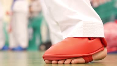 Karate çocuklar ayaklar, atlar, kavga için hazırlanıyor