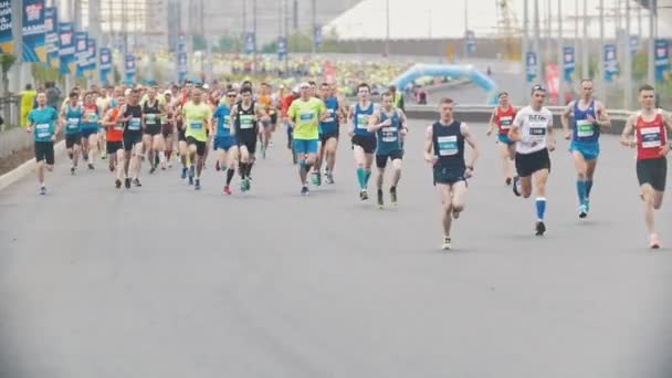 20 Maio 2018, Kazan, Rússia - Kazan Marathon, Desportistas corredores na maratona na cidade, câmera lenta — Vídeo de Stock