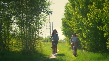 Genç kız bisiklet üzerinde yürümeyi ormanı na gel.