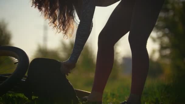 Ciclista tira fuori lo zaino acqua e bere, sport nel parco — Video Stock