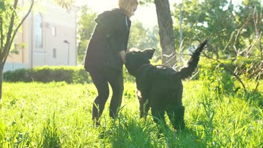 Genç kadın onun köpek, köpek kaçmak ile oynamak