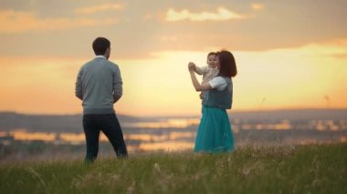 Genç bir çocuk dans ve having fun doğada, gün batımı ile çift