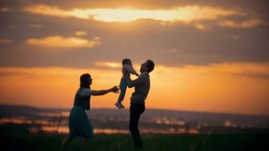 Baba ve anne bebek havada yetiştirmek, Aile eğlenir