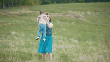Anne Bebek hugs ve onunla yaz yürüyüş alanı, bulutlu gün fırtınası