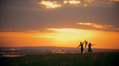 Parlak turuncu günbatımı aile doğa, dinlenme küçük bir çocuk ile el ele tutuşsun