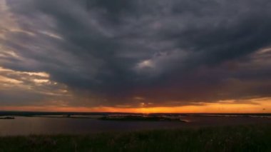 Bulutlar çalıştıran Timelapse, yaz günbatımı Nehri,