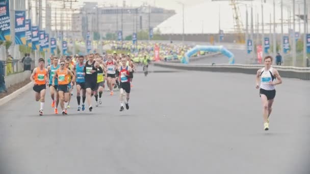 Desportistas Corredores Maratona Cidade Close Telephoto Shot Slow Motion Shot — Vídeo de Stock