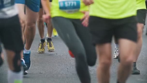 20 mayo 2018, Kazán, Rusia - Kazán Maratón, cara corredores deportivos en la maratón en la ciudad, cámara lenta — Vídeo de stock