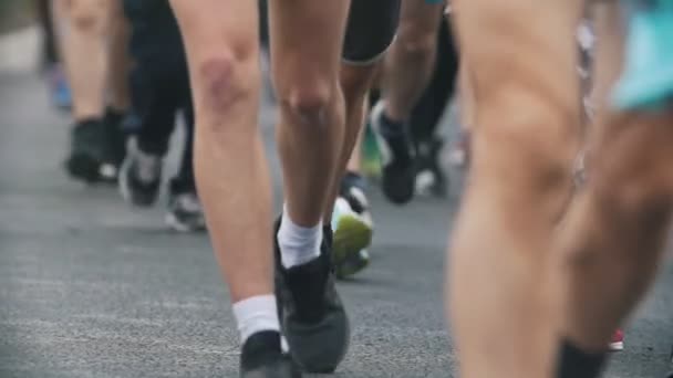 20 Maio 2018, Kazan, Rússia - Kazan Marathon, Desportistas corredores na maratona na cidade, câmera lenta — Vídeo de Stock