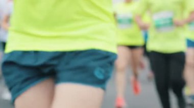 Bulanık üzerinde maratona koşucular sporcular