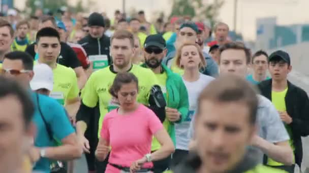 20 mayo 2018, Kazan, Rusia - Kazan Marathon, Un montón de corredores en la maratón — Vídeos de Stock