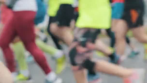 Runners athletes at the marathon - legs close up, blurred — Stock Video