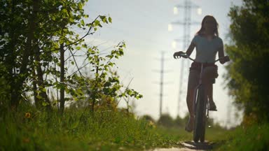 Yeşil ağaç dalları, kız yürümek Bisikletler, yeşil ağaç, güneşli yaz gün