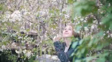 Kız kiraz çiçekleri çalıların, sonbahar yaprakları, ağır çekim