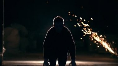 Savaş hile hileler, ellerinde geri iki döndürür ve atlama, gece şehir kıvılcım