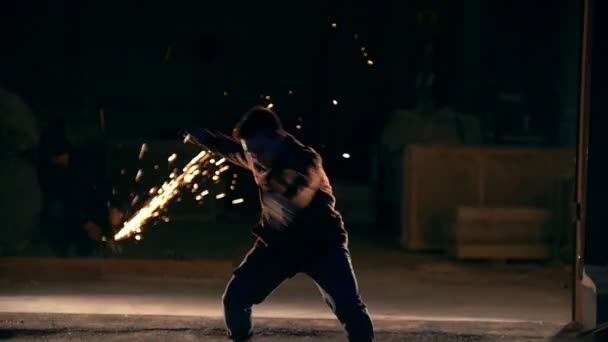 Человек делает взмах в воздухе, трюки боевых искусств в ночном городе, замедленное движение — стоковое видео