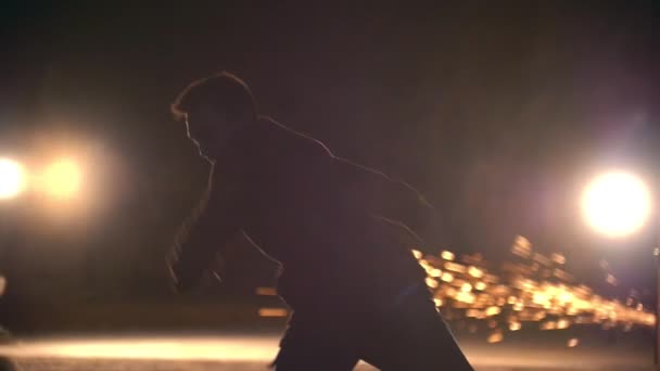 Uitvoeren van bestrijding bedriegt aanvallen op een stad straat, nacht lampen — Stockvideo